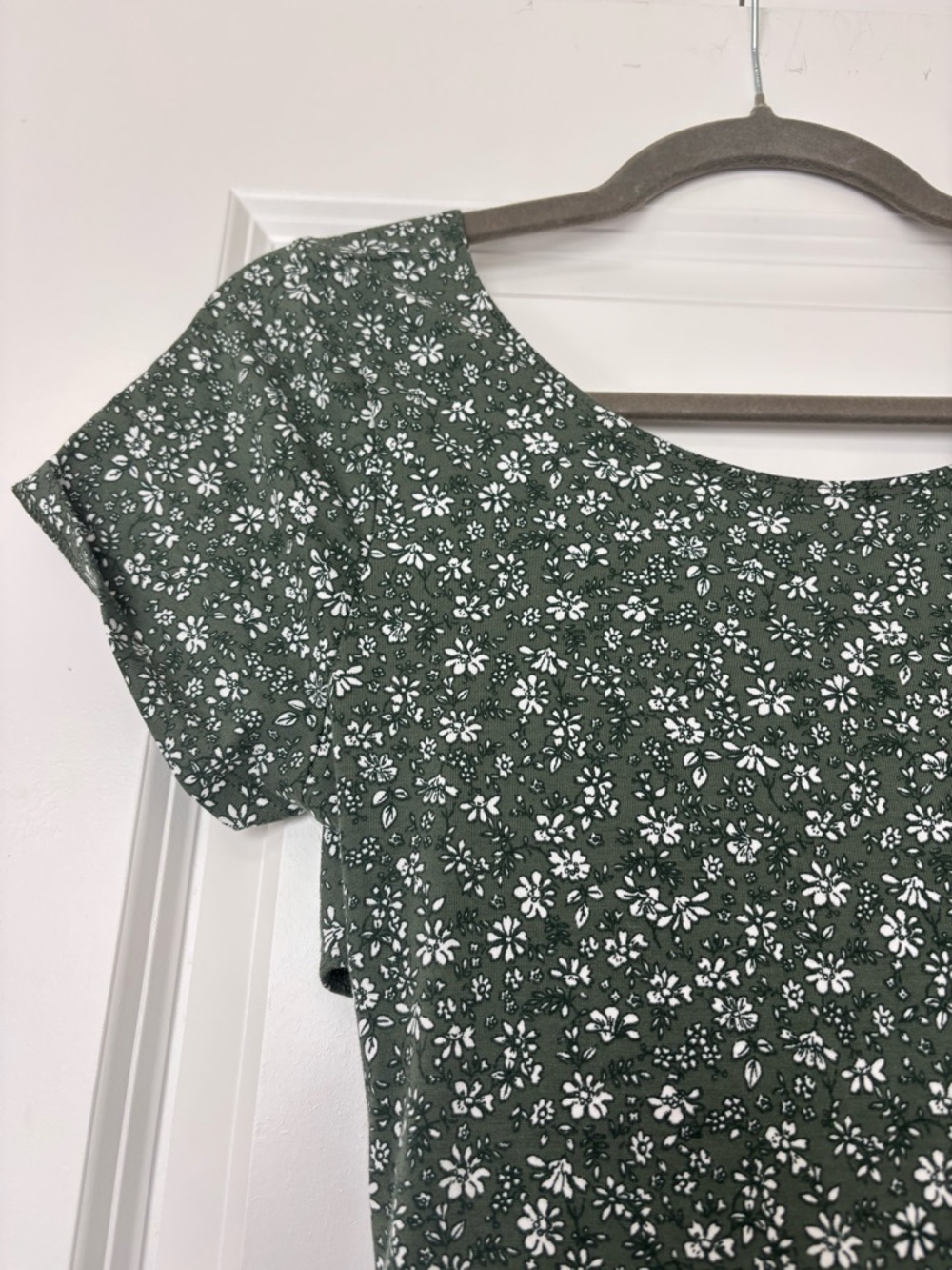 Hollister green floral dress with a cross-back design NWT Size Medium - Picture 2 of 5